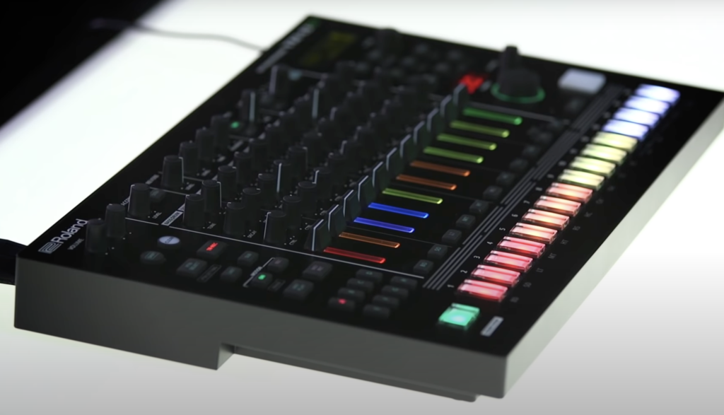 Fotografia de una caja de ritmo Roland TR-8S